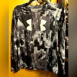 Under Armour Boys XL Long Sleeves TeesShirt